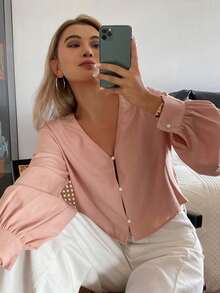 DAZY Blus Wanita Warna Polos Model Pas Badan, Kerah V Pendek, Kancing Mutiara, Lengan Panjang, Kasual, Elegan untuk Liburan Musim Semi dan Gugur - Berwarna merah muda - View 5