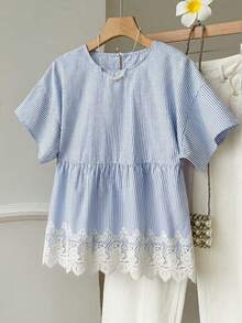 SHEIN EZwear 女款藍色圓領蘑菇鈕扣藍白條紋拼接白色蕾絲飾邊休閒優雅時尚襯衫 - 藍色 - 查看 2
