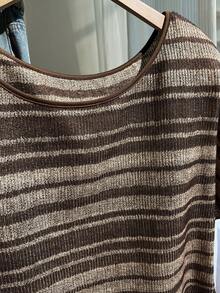 Comfortcana Kaos Ukuran Besar Motif Garis-Garis Warna-warni Gaya Bohemian Musim Semi/Panas dengan Kerah Asimetris dan Bahu Terbuka, Lengan Pendek - Coklat - View 3