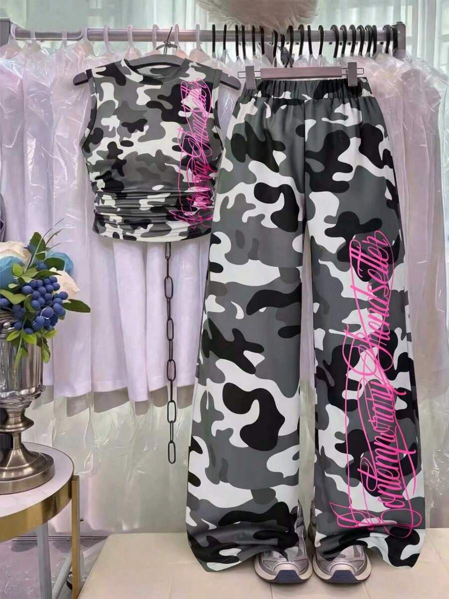 SHEIN 女童 2 件套街頭風迷彩英文數位印花彈性針織修身收腰背心上衣,搭配直筒寬鬆長版工裝褲,適合通勤、返校、休閒、運動與度假穿著 - 彩色 - 查看 1