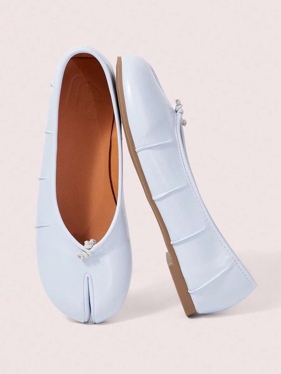 CUCCOO DOLLMOD Damen Tabi-Ballerinas mit vertikaler Naht, Knoten und geteilter Zehenpartie, elegant in Nebelblau - Nebel blau - Übersicht 1