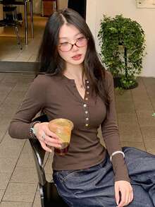 DAZY 夏季波點滿版印花黃色繽紛鈕扣休閒街頭運動性感修身短袖女款T恤 - 咖啡棕 - 查看 3