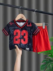 SHEIN 2件裝男嬰夏季休閒城市度假服裝 黑色23號印花V領短袖T恤與短褲套裝 嬰幼兒運動街頭風穿搭 - 彩色 - 查看 3