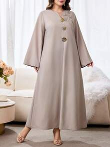 Al Najma 大尺碼女款優雅阿拉伯風水鑽串珠金屬扣飾洋裝 - 卡其色 - 查看 5
