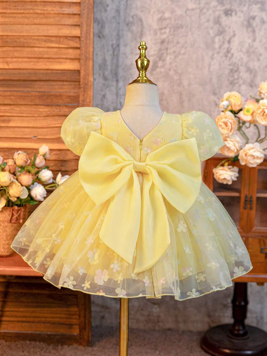 SHEIN Glamorique Kids 花童生日派对婚礼场合礼服,配有可拆卸大蝴蝶结,女婴黄色泡泡袖雪纺荷叶边花卉网纱公主裙,轻盈透气,适合夏季海滩热带度假,女婴黄色连衣裙 - 黃色 - 查看 1