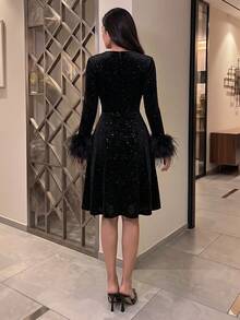 Modelyn Vestido mini elegante de mujer con cuello en V de unicolor, parches de lentejuelas y puños de peluche - Negro - Ver 2