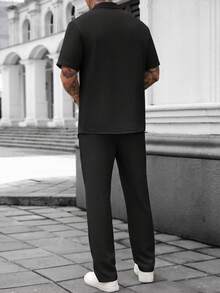 Manfinity CasualCool 男士舒適純色細斜紋布料小立領短袖襯衫與抽繩鬆緊腰長褲套裝，休閒度假、朋友約會、雞尾酒會、沙龍、聚會、日常辦公、極簡商務風格，特別適合春夏季節，適合自穿或送給朋友 - 黑色 - 查看 2