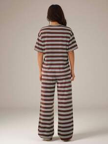 SHEIN PETITE 2件組女款棕色條紋夏季休閒居家服，寬鬆圓領落肩短袖T恤搭配鬆緊腰長褲舒適套裝，適合嬌小女性 - 棕色 - 查看 2