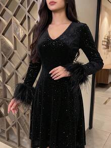 Modelyn Vestido mini elegante de mujer con cuello en V de unicolor, parches de lentejuelas y puños de peluche - Negro - Ver 4