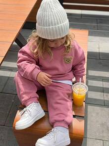 THE HAPPY LOOK Kleine Mädchen 2 Stücke Cartoon Bär Muster Strick Weicher Kontrast Farbiger Rundhals Langarm Pullover und Elastischer Taille Hose Set - Verschiedenfarbig - Übersicht 1