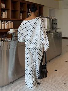 女童休閒時尚慵懶舒適白色底黑波點滿版印花V領長袖寬鬆T恤搭配寬腿褲，秋季穿搭 - 黑與白 - 查看 3
