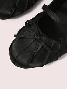 CUCCOO DOLLMOD 女款緞面質感百褶芭蕾平底鞋，蝴蝶結扣圓頭鞋，兩雙裝，適合日常通勤 - 黑色 - 查看 4