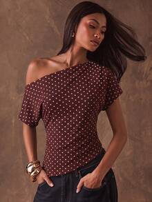 SHEIN BAE 休閒度假風棕色底白色波點滿版印花女款寬鬆不對稱領口T恤，適合春夏穿著 - 彩色 - 查看 3