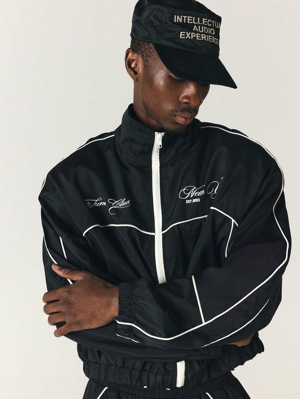 Jaqueta Corta-Vento Oversized New York Est 2023 Script com Zíper Completo, Gola Mandarim e Detalhe de Acabamento com Vivo Contrastante Branco