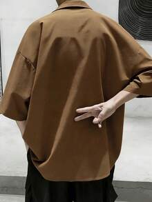 Manfinity Hypemode Manfinity Homme 男士短袖鈕扣襯衫，寬鬆版型黑色領口上衣，適合夏季、街頭風城市度假與正式場合 - 咖啡棕 - 查看 2