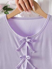 SHEIN Elladie kids 溫柔芋紫色女童兩件套，短款長袖開襟衫搭配花卉細肩帶洋裝，蝴蝶結前開襟與荷葉邊袖口設計，全紫色碎花，柔軟面料，法式鄉村風，適合嬰兒與幼兒日常穿著、野餐、拍照 - 紫色 - 查看 5