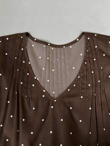 SHEIN Franclia V領百褶蕾絲拼接棕色與白色波點荷葉袖無袖女款夏季上衣，適合度假與日常穿著的優雅上衣 - 棕色 - 查看 6