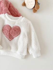 SHEIN Vintaside Kids 女嬰幼兒 2 款毛絨圓領衛衣，粉色款附全身 3D 心形壓紋，白色款附胸前粉色心形貼布，羅紋領口與袖口，柔軟天鵝絨質感，甜美溫柔配色，充滿童趣魅力 - 白色 - 查看 6