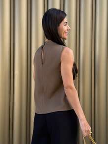 Yohana Edit 女款優雅辦公風棕色調上衣，夏季時尚通勤日常度假音樂節不對稱百褶杏色老錢風 - 棕色 - 查看 3