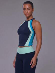 Musera Sport Top deportivo ajustado con paneles frontales de color contrastante, cuello redondo y espalda de corredor - Azul Marino - Ver 3