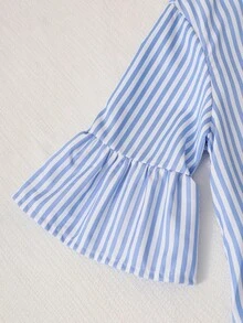 SHEIN Vintaside Kids 俏皮學院風襯衫洋裝，經典黑白條紋搭配3D亮片印花，精緻吸睛。領口設計＋單排扣，兼具襯衫的俐落與洋裝的柔美；荷葉邊袖口與下擺增添流暢感，寬鬆版型適合各種身型，完美適合作為日常校園穿搭與週末出遊 - 藍色 - 查看 5