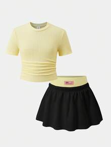 SHEIN Tween女孩黃黑對比羅紋短袖上衣與百褶迷你裙兩件套，圓領側抓褶羅紋短版上衣，高腰對比腰帶百褶迷你裙，字母貼布裝飾，親膚彈性面料，活力甜美風童裝，夏季日常街頭穿搭，校園造型，小眾設計童裝套裝 - 黑色 - 查看 2