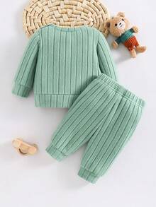 SHEIN 2件組韓式羅紋刷毛質感新生兒寶寶卡通熊刺繡衛衣與長褲套裝，可愛時尚舒適俏皮修身長袖休閒嬰兒服 - 綠色 - 查看 2