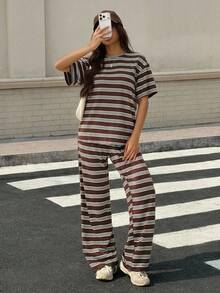 SHEIN PETITE 2件組女款棕色條紋夏季休閒居家服，寬鬆圓領落肩短袖T恤搭配鬆緊腰長褲舒適套裝，適合嬌小女性 - 棕色 - 查看 4
