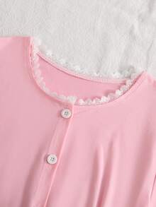 SHEIN 少女粉色調上衣，精緻蕾絲飾邊領口與袖口，單排小鈕扣設計，短版剪裁適合搭配短裙與百褶裙，適合日常咖啡廳與旅行穿著 - 粉色 - 查看 5