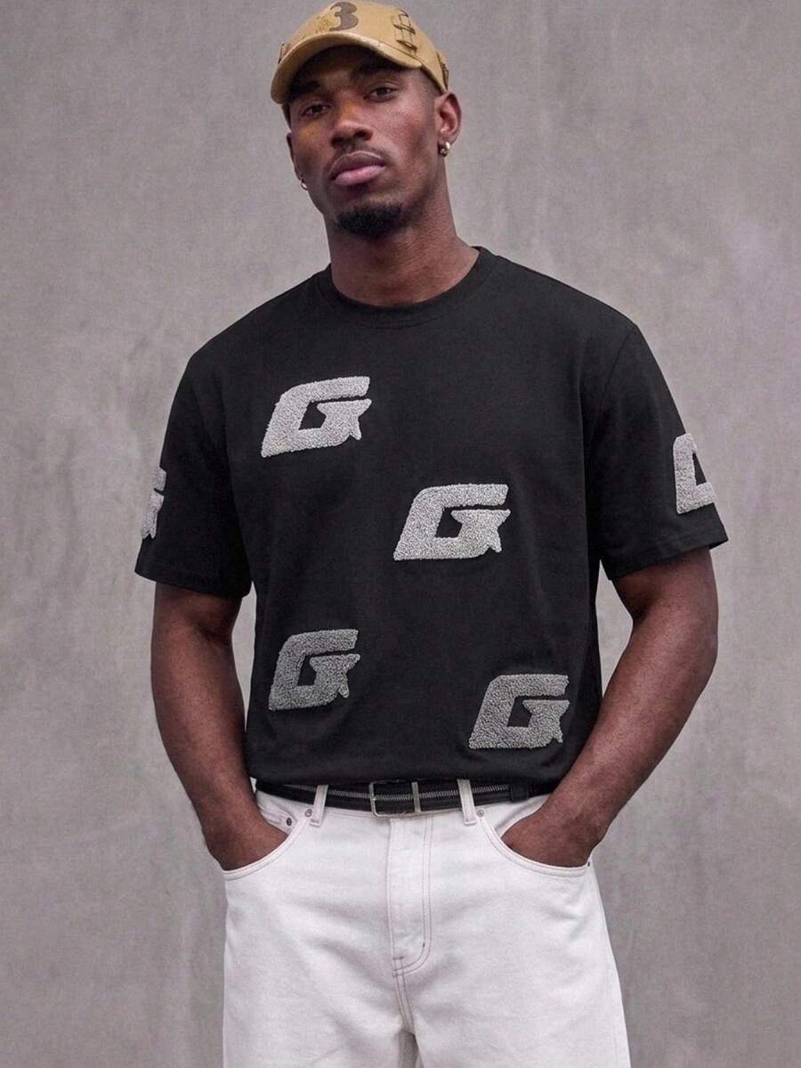 Manfinity RebelGame 男士字母毛巾刺繡圓領短袖休閒T恤 - 黑色 - 查看 1