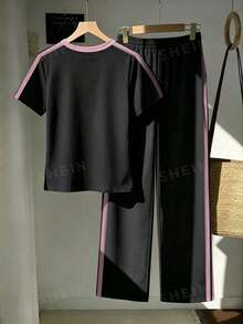 SHEIN Essnce 2件組刺繡圓領短袖上衣與條紋印花長褲，休閒風 - 黑色 - 查看 3