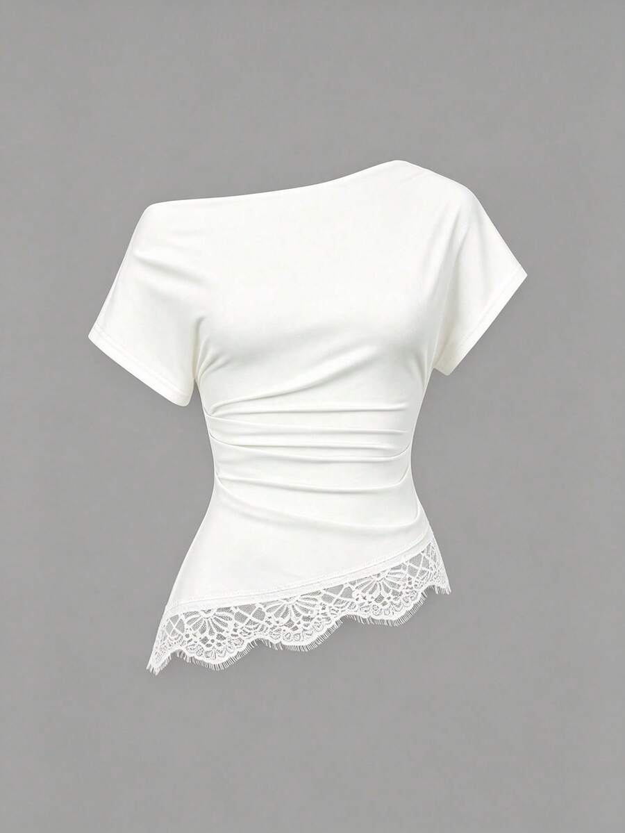 Sweetra 女款新款時尚百搭不對稱領口不對稱領袖短袖 T-shirt,抓皺腰線、蕾絲飾邊下擺與不對稱開衩設計 - 白色 - 查看 1