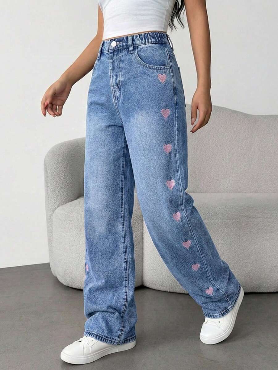 SHEIN 女童 Y2K 新款粉色愛心刺繡直筒寬鬆修身牛仔褲,舒適優質棉質丹寧,中藍色水洗效果,柔軟棉質面料,適合日常穿著、度假、上學、通勤、派對、居家、節慶 - 中等水洗藍 - 查看 1