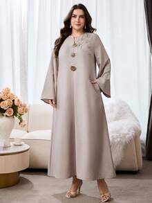 Al Najma 大尺碼女款優雅阿拉伯風水鑽串珠金屬扣飾洋裝 - 卡其色 - 查看 3