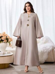 Al Najma 大尺碼女款優雅阿拉伯風水鑽串珠金屬扣飾洋裝 - 卡其色 - 查看 4
