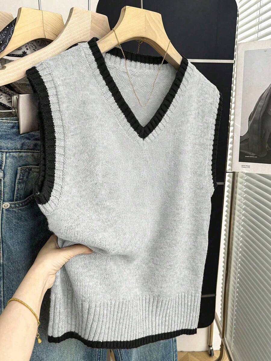 SHEIN Franclia 撞色针织背心,V领撞色滚边,宽松版型,柔软针织面料,撞色设计,活泼甜美复古风,适合春季叠穿、校园约会、日常穿着,百搭单品,撞色设计不单调,宽松版型显瘦,韩式软妹休闲风,内搭衬衫更添甜美,搭配百褶裙更显甜美,搭配牛仔裤更显甜美酷感 - 淺灰色 - 查看 1
