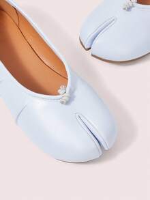 CUCCOO DOLLMOD Damen Tabi-Ballerinas mit vertikaler Naht, Knoten und geteilter Zehenpartie, elegant in Nebelblau - Nebel blau - Übersicht 4
