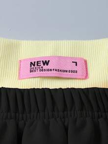 SHEIN Tween女孩黃黑對比羅紋短袖上衣與百褶迷你裙兩件套，圓領側抓褶羅紋短版上衣，高腰對比腰帶百褶迷你裙，字母貼布裝飾，親膚彈性面料，活力甜美風童裝，夏季日常街頭穿搭，校園造型，小眾設計童裝套裝 - 黑色 - 查看 6