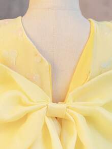 SHEIN Glamorique Kids 花童生日派对婚礼场合礼服，配有可拆卸大蝴蝶结，女婴黄色泡泡袖雪纺荷叶边花卉网纱公主裙，轻盈透气，适合夏季海滩热带度假，女婴黄色连衣裙 - 黃色 - 查看 7