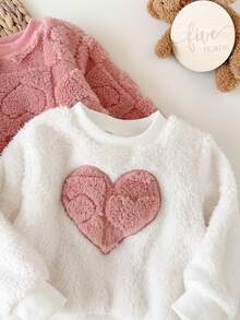 SHEIN Vintaside Kids 女嬰幼兒 2 款毛絨圓領衛衣，粉色款附全身 3D 心形壓紋，白色款附胸前粉色心形貼布，羅紋領口與袖口，柔軟天鵝絨質感，甜美溫柔配色，充滿童趣魅力 - 白色 - 查看 5