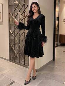 Modelyn Vestido mini elegante de mujer con cuello en V de unicolor, parches de lentejuelas y puños de peluche - Negro - Ver 6