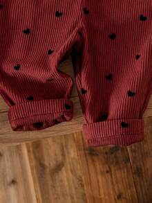 SHEIN Vintaside Kids 女嬰燈芯絨吊帶褲套裝，秋冬加厚保暖愛心刺繡吊帶褲 + 保暖刷毛針織內搭層，2件套，新款可愛女嬰服飾 - 酒紅色 - 查看 5