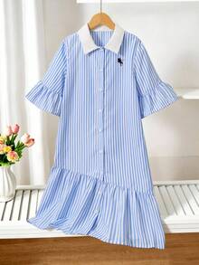 SHEIN Vintaside Kids 俏皮學院風襯衫洋裝，經典黑白條紋搭配3D亮片印花，精緻吸睛。領口設計＋單排扣，兼具襯衫的俐落與洋裝的柔美；荷葉邊袖口與下擺增添流暢感，寬鬆版型適合各種身型，完美適合作為日常校園穿搭與週末出遊 - 藍色 - 查看 7