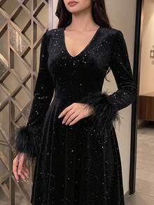 Modelyn Vestido mini elegante de mujer con cuello en V de unicolor, parches de lentejuelas y puños de peluche - Negro - Ver 1