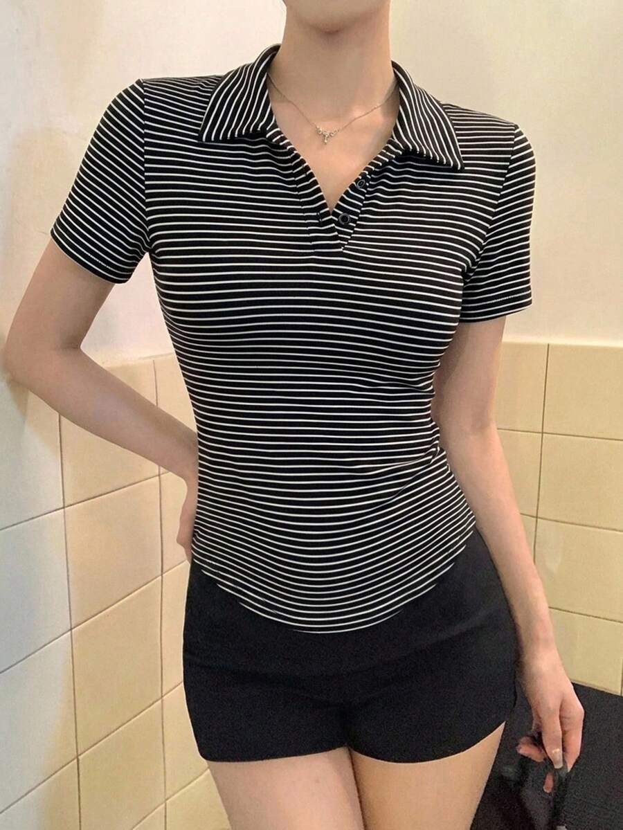 DAZY 女款黑白條紋拼接 Polo T恤,休閒街頭風音樂節辣妹運動風打底短袖上衣,適合夏季與秋季 - 黑與白 - 查看 1