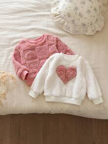 SHEIN Vintaside Kids 女嬰幼兒 2 款毛絨圓領衛衣，粉色款附全身 3D 心形壓紋，白色款附胸前粉色心形貼布，羅紋領口與袖口，柔軟天鵝絨質感，甜美溫柔配色，充滿童趣魅力 - 白色 - 查看 3