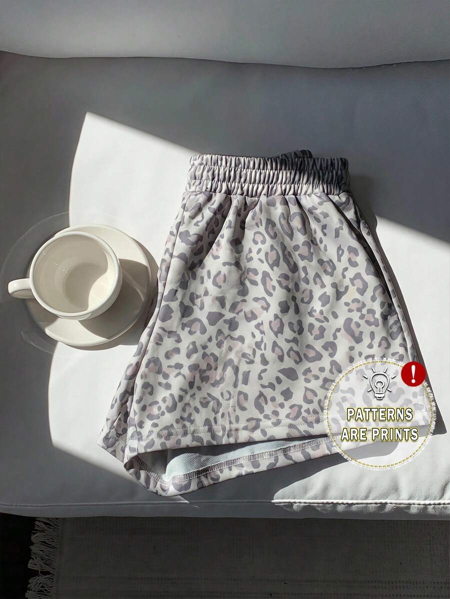 SHEIN EZwear 女士休闲复古迷彩豹纹中腰宽松短裤，飘逸短裤，返校必备单品，适合日常通勤、约会、聚会、秋冬夏、圣诞节、新年、感恩节、派对、婚礼、海滩、毕业典礼等场合，时尚、优雅、休闲、外出、约会、预约、通勤、闪亮、情人节、优雅、度假、休闲、Y2K、外出、毕业典礼等。 - 彩色 - 查看 1
