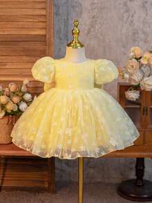 SHEIN Glamorique Kids 花童生日派对婚礼场合礼服，配有可拆卸大蝴蝶结，女婴黄色泡泡袖雪纺荷叶边花卉网纱公主裙，轻盈透气，适合夏季海滩热带度假，女婴黄色连衣裙 - 黃色 - 查看 2
