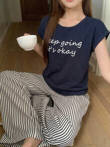 DAZY 2件組女款夏季睡衣套裝，英文圖案短袖T恤搭配條紋直筒長褲 - 藏蓝色 - 查看 3