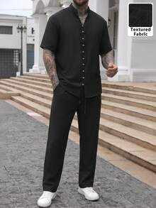 Manfinity CasualCool 男士舒適純色細斜紋布料小立領短袖襯衫與抽繩鬆緊腰長褲套裝，休閒度假、朋友約會、雞尾酒會、沙龍、聚會、日常辦公、極簡商務風格，特別適合春夏季節，適合自穿或送給朋友 - 黑色 - 查看 1